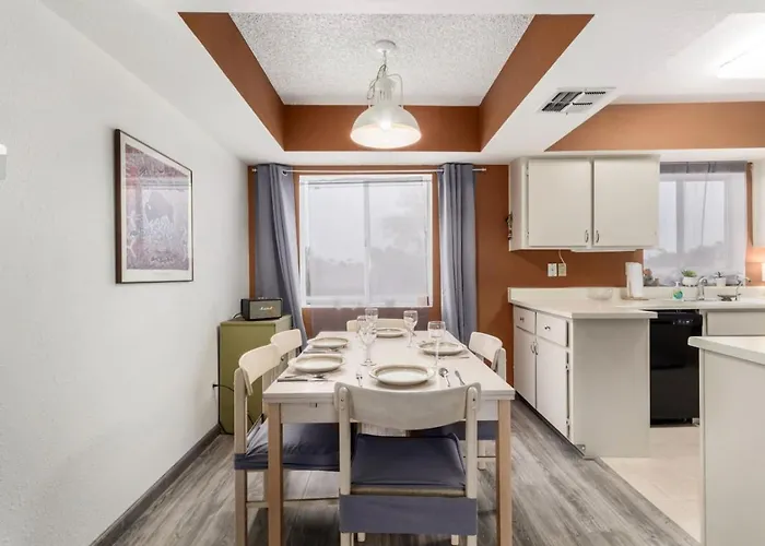 Stylish 2br With Gym, Pool And Hot Tub Access