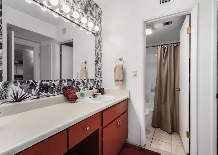 Apartment Stylish 2br With Gym, Pool And Hot Tub Access