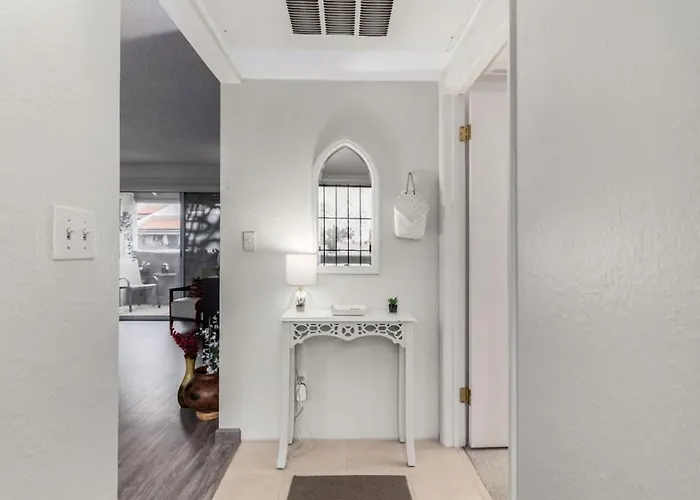Stylish 2br With Gym, Pool And Hot Tub Access Apartment